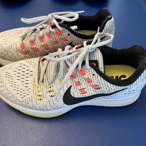 WOMENS SIZE 8 NIKE RUNNING SHOES - LIKE NEW